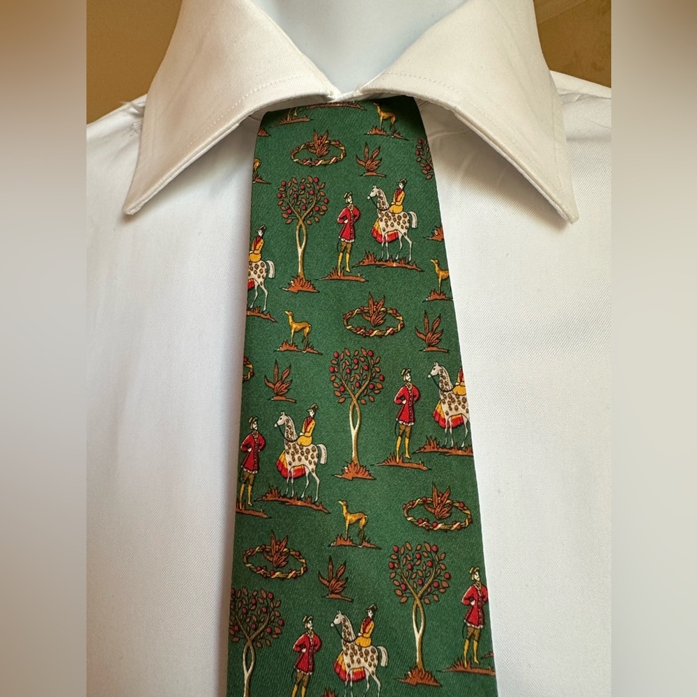 Salvatore Ferragamo. Elegant Green Silk Tie. 100% silk. Made in Italy.